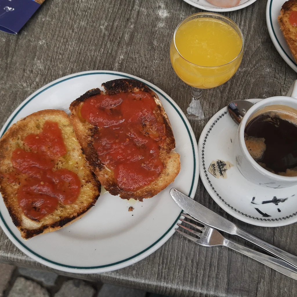 Desayuno tradicional a domicilio en Barcelona: tostadas con tomate, café recién hecho y zumo natural